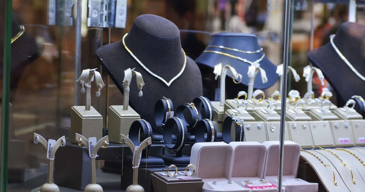 Wholesale Jewelry: How to Keep Up with Fashion Trends